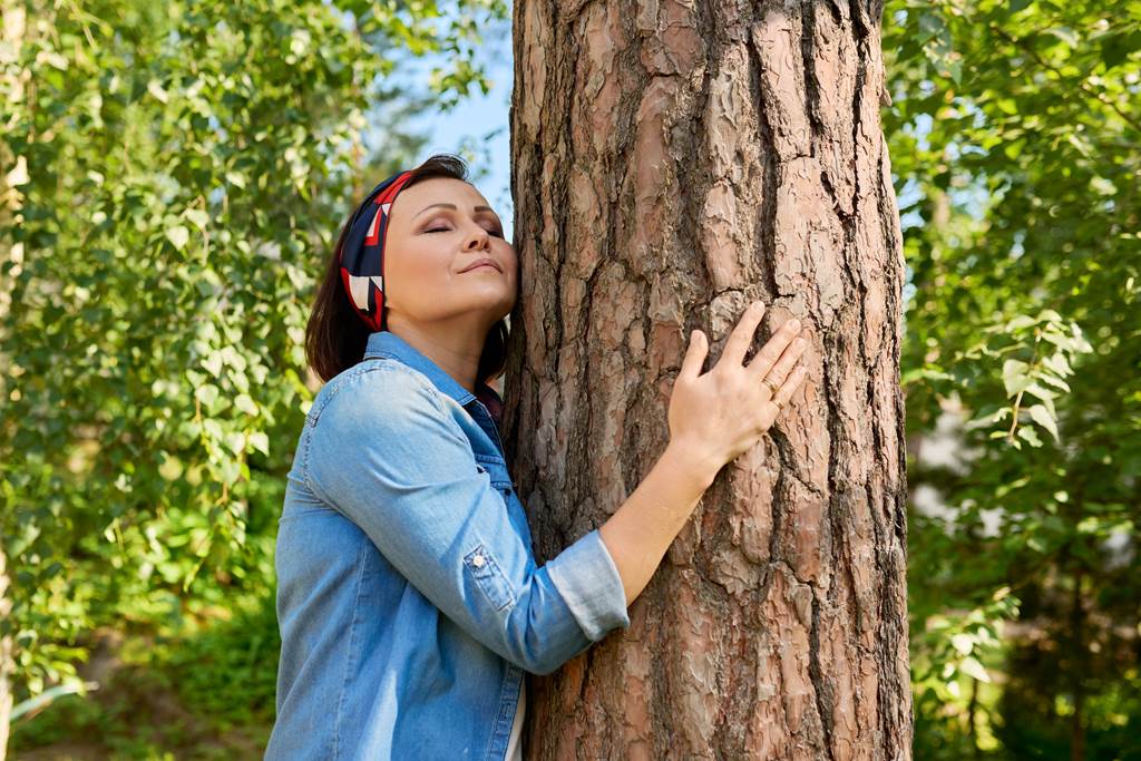popflow_middle-aged-relaxed-woman-enjoying-nature-hugging-tree-42f08a41.jpg